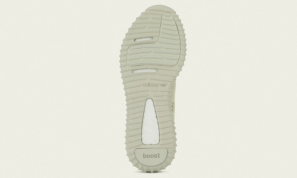 Creperoom's tweet photo. A first look at the Yeezy 350 'Moonrock'. Our blog post will be up soon for a more in depth look. https://t.co/kCss0beSK9