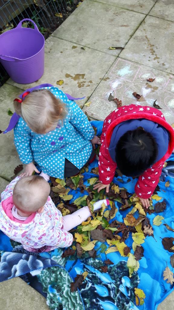 JellybabyzNE38's tweet image. #OutdoorPlay #DevelopingRelationships and #LanguageSkill in the #AutumnLeaves