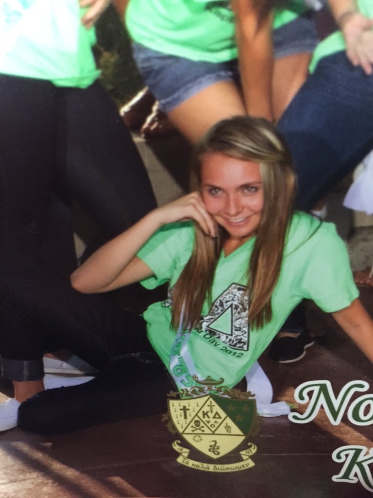 hdglenn's tweet image. Happy #AOTuesday roomz! #fall12 😂😘