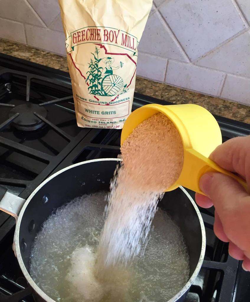 Mimi_Avocado's tweet photo. Cooking up some grits that we bought last week in #Charleston for #ldei2015 https://t.co/5MFlFqBPS5 https://t.co/MlLRbIZEvh