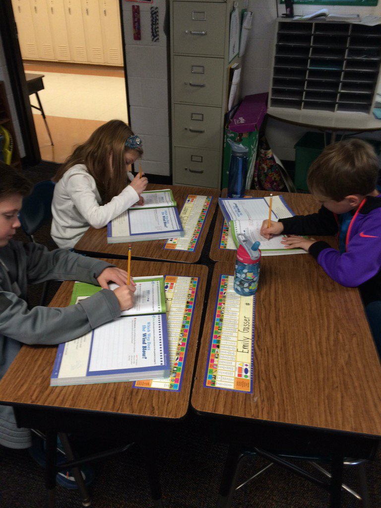 mrslangersclass's tweet photo. Learning how order words help us follow the directions #firstnextlast #cfevs https://t.co/d4UvPyQZ2Z