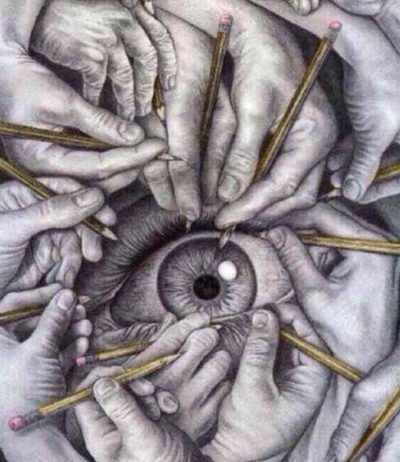 Gözün açıldığında ilk göreceğin görüntü, gözünü boyamaya çalışan eller olacaktır...