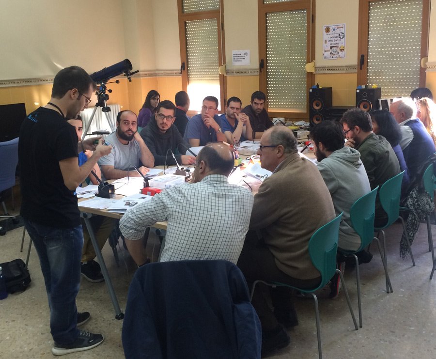 EPCC_Unex's tweet photo. El pasado sábado la @EPCC_Unex acogió la I Feria “Maker” de la región - https://t.co/PYZyJbwEya #MakerExtrem2015 https://t.co/9MFmgL3d3m