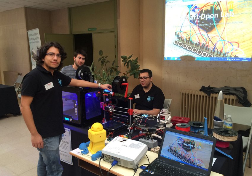EPCC_Unex's tweet photo. El pasado sábado la @EPCC_Unex acogió la I Feria “Maker” de la región - https://t.co/PYZyJbwEya #MakerExtrem2015 https://t.co/9MFmgL3d3m