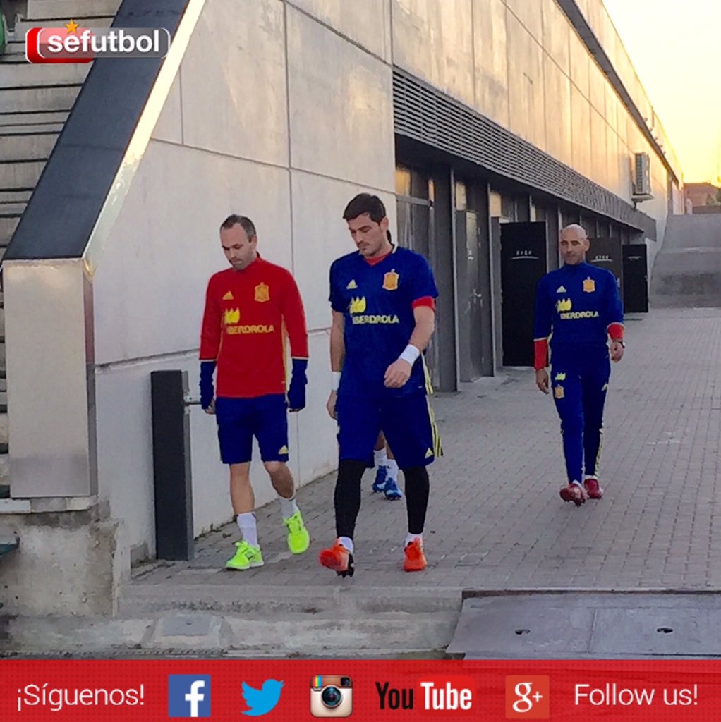 SEFutbol's tweet photo. 💪🏻 ¡Hora de entrenar! La @SeFutbol salta al césped de la Ciudad del Fútbol #SEFlive https://t.co/sgUTsmOAXf