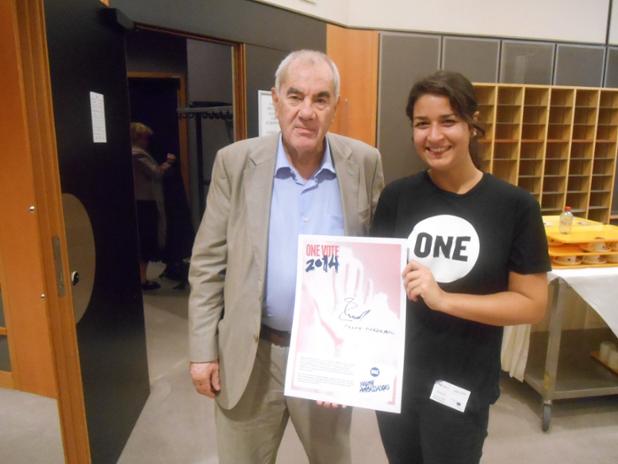 ONEinEU's tweet photo. .@ernestmaragall Make your #ONEVOTE2014 pledge count – hold the line in the aid budget negotiations #EUAidSavesLives https://t.co/fCvQbfgldZ