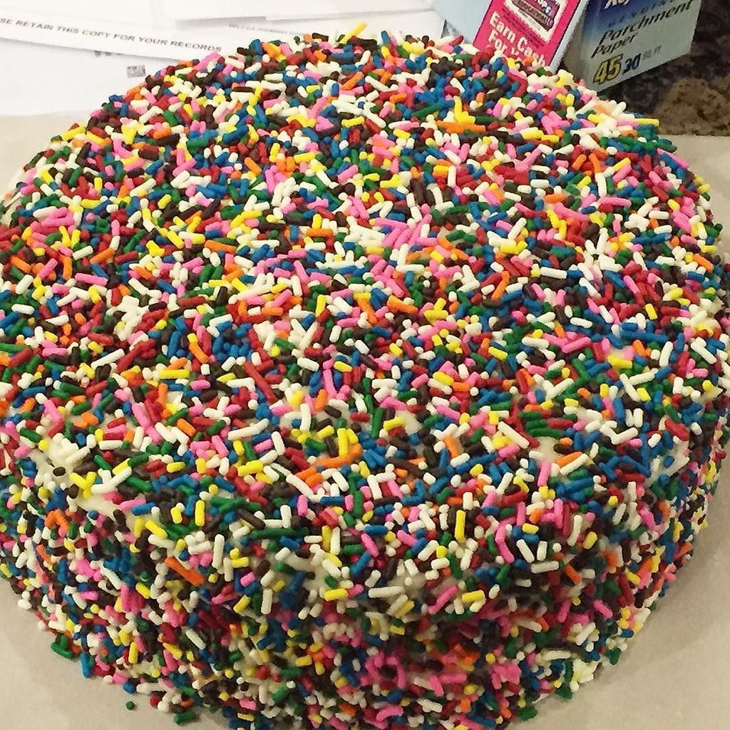 foodyschmoody's tweet photo. Sprinkles anyone???? https://t.co/aYReeHaIxN https://t.co/P71TkwJU0y