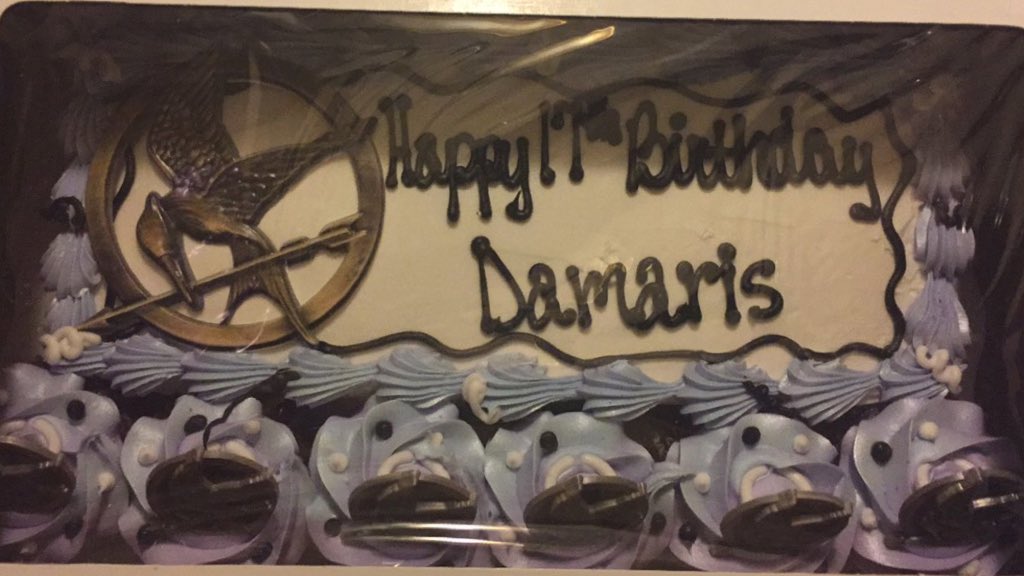 alexa_1198's tweet image. WHEN YOUR MOM GETS YOU THE BEST BIRTHDAY CAKE EVER  @HungerGamesUK #HungerGamesProblems