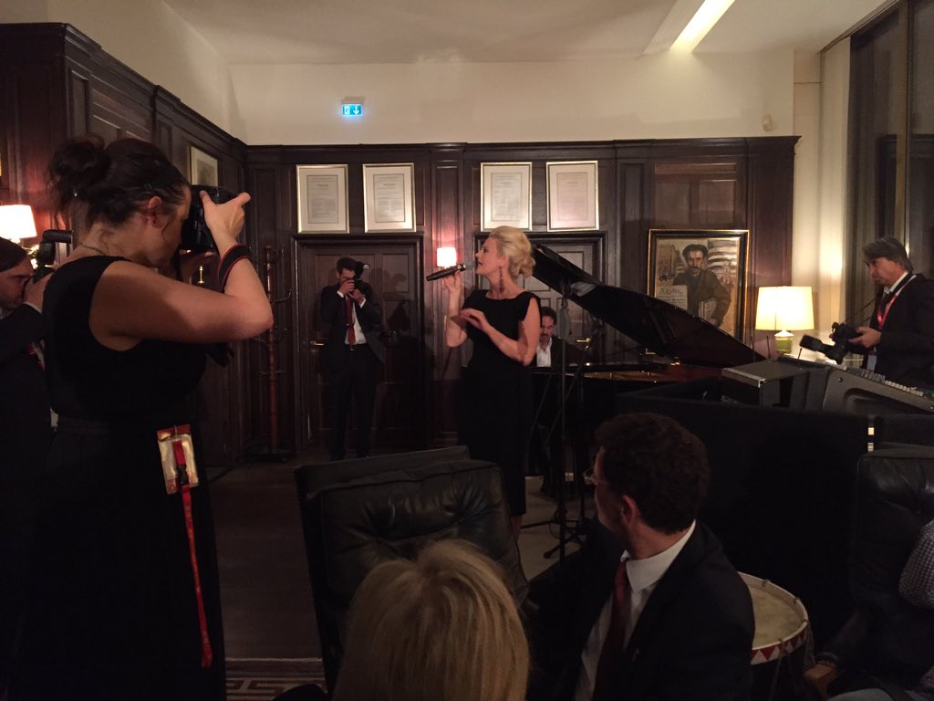 Axel_Suelwald's tweet photo. #dgl2015: Heimlicher Höhepunkt beim Autopreis - Barbara Schöneberger singt! https://t.co/bGz6wIsA93