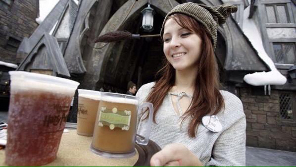 HPotterUniverse's tweet photo. RT if you wish you were enjoying a Butterbeer right now! https://t.co/AU7wItRoU2