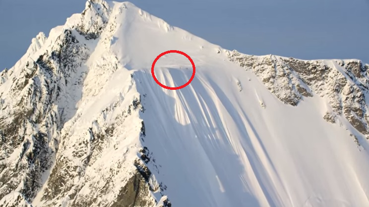 fox32news's tweet photo. VERY SCARY: Skier Survives Terrifying 1,600-Ft Plunge Down Mountain https://t.co/4coWVYvmom https://t.co/MY8pgFl9tJ