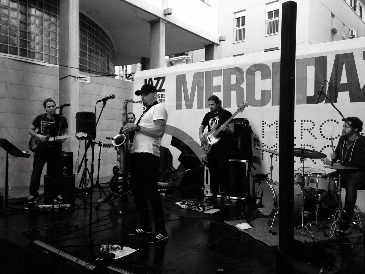 MercedGMarket's tweet photo. @robertocantero3 dándolo todo
#29JazzMálaga #MercedJazz #MercedSound #EstaPasando #streetMusic #MM ��🍸🎸🔝 https://t.co/NjbA7mtz2T