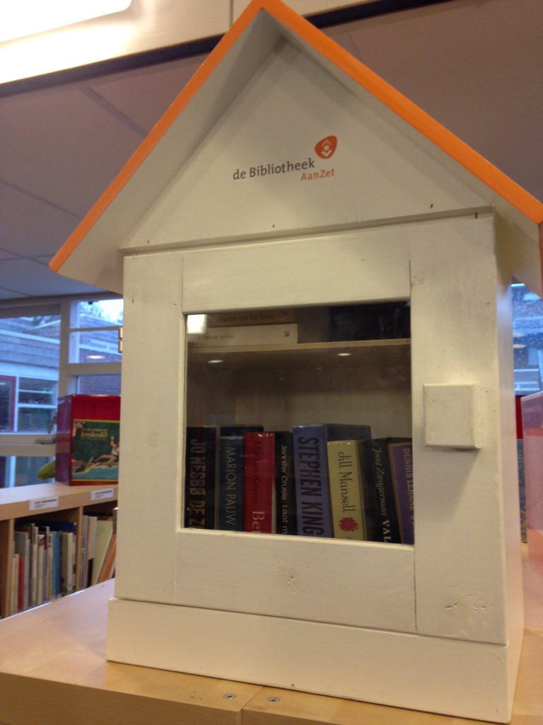 OBSMeridiaan's tweet photo. Nieuw in schoolbieb, ook wat leuks voor ouders en leerkrachten. Delen en ruilen leesboeken. @biebaanzet #ruilhuisje https://t.co/lulIFBhyuh