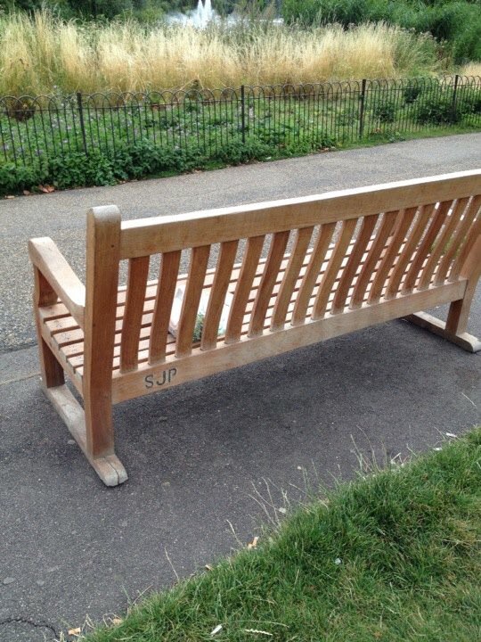 Look who I saw today, Sarah Jessica Parkbench #London #sexandthecity #stjamesspark