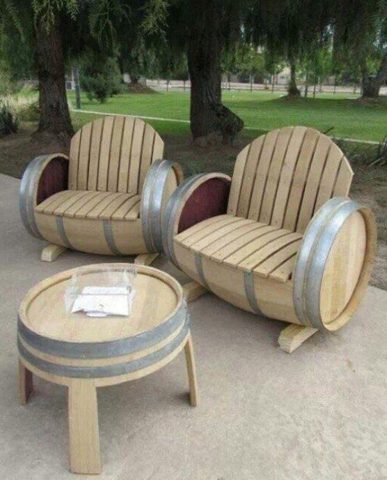ElenaTesLaCapp's tweet photo. Any #reciclying ideas with old barrels? #eco is good https://t.co/DjgeeluEbd