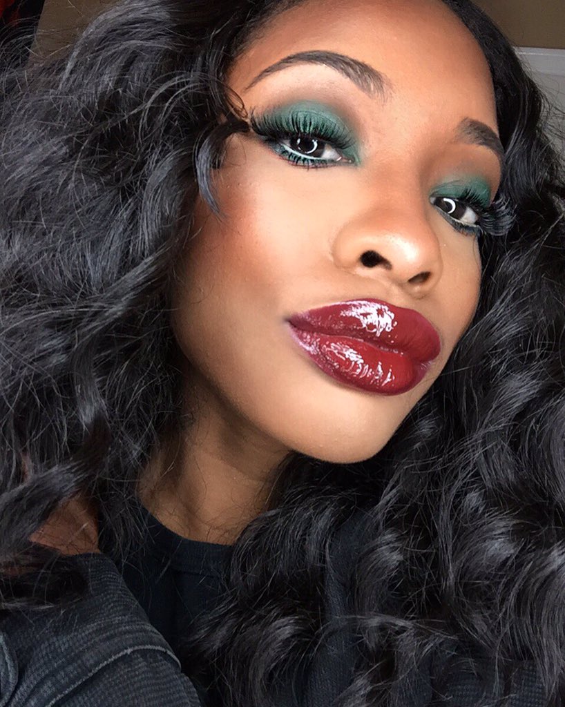 ethereal__'s tweet photo. #BeatByMelSilva #MSMakeup trying new looks for the holidays! 🎄 book me 💁🏽 https://t.co/Nxv6W10Ps1