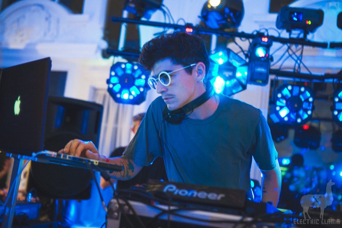 electric_LLAMA's tweet photo. .@jdsamson from @SpainCultureUSA x @BYT x @FotoWeekDC #housemusic #fotoweek2015 #fotodc https://t.co/Ynr8FvLsDc