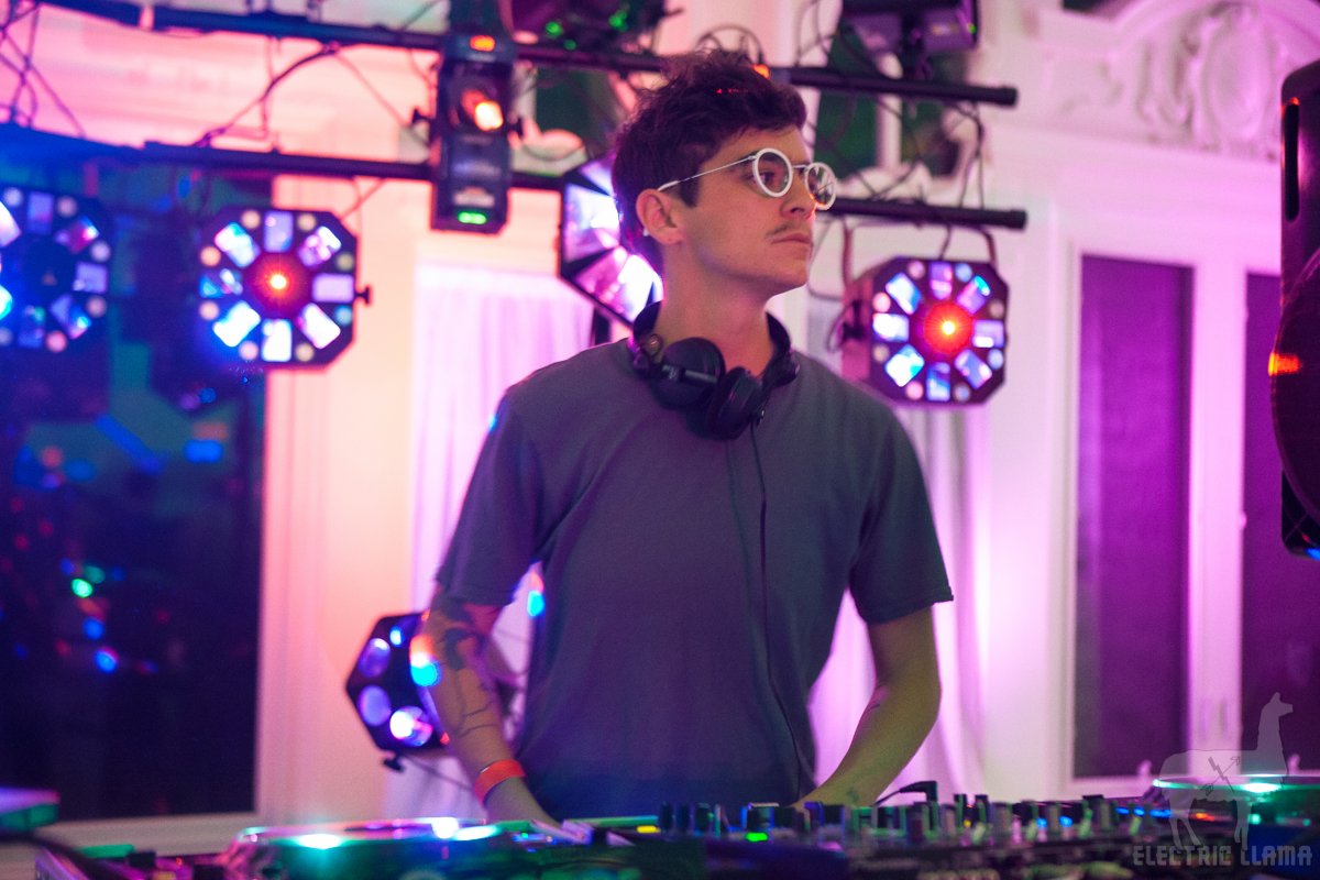 electric_LLAMA's tweet photo. .@jdsamson from @SpainCultureUSA x @BYT x @FotoWeekDC #housemusic #fotoweek2015 #fotodc https://t.co/Ynr8FvLsDc