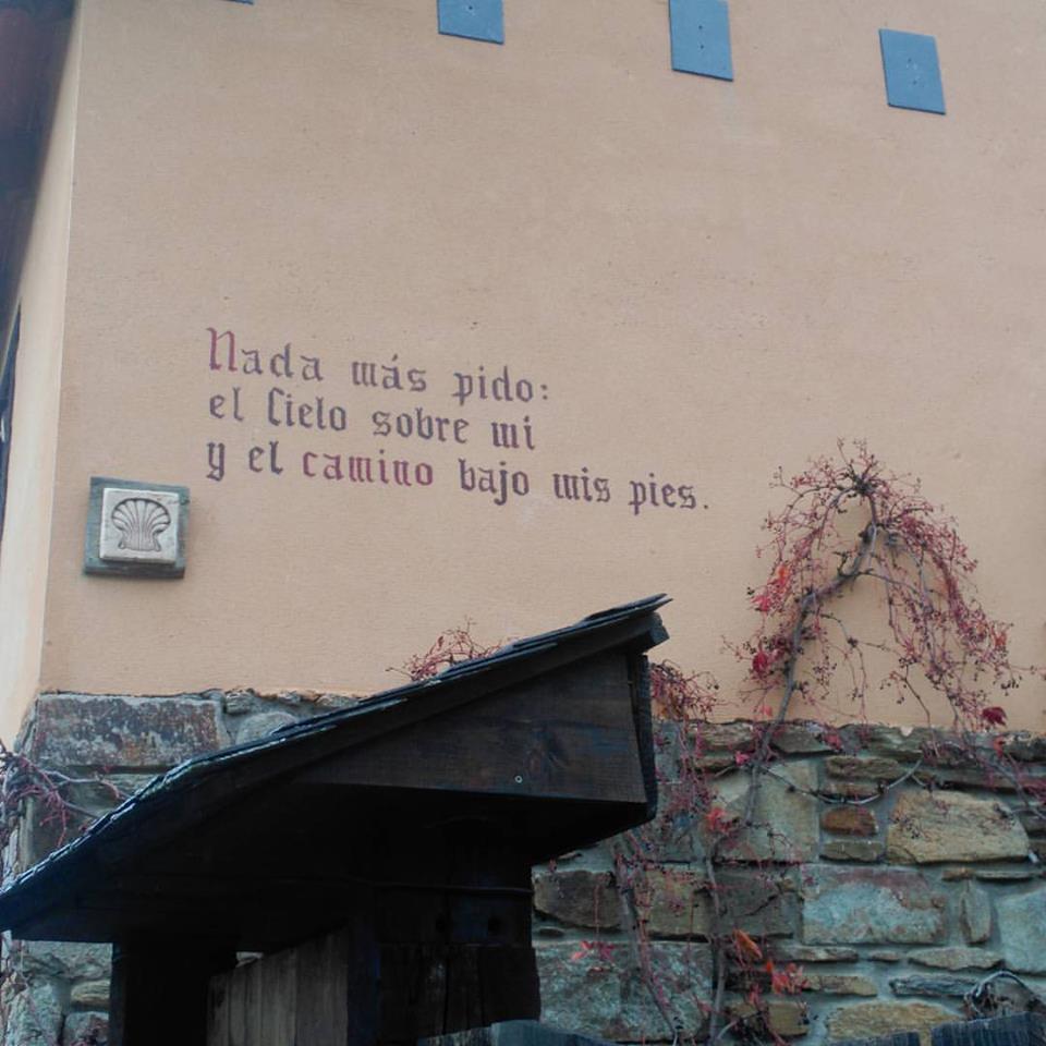 Estás haciendo o vas a hacer el #CaminodeSantiago ? Nosotros seguimos abiertos. #caminodesantiago #peregrinos