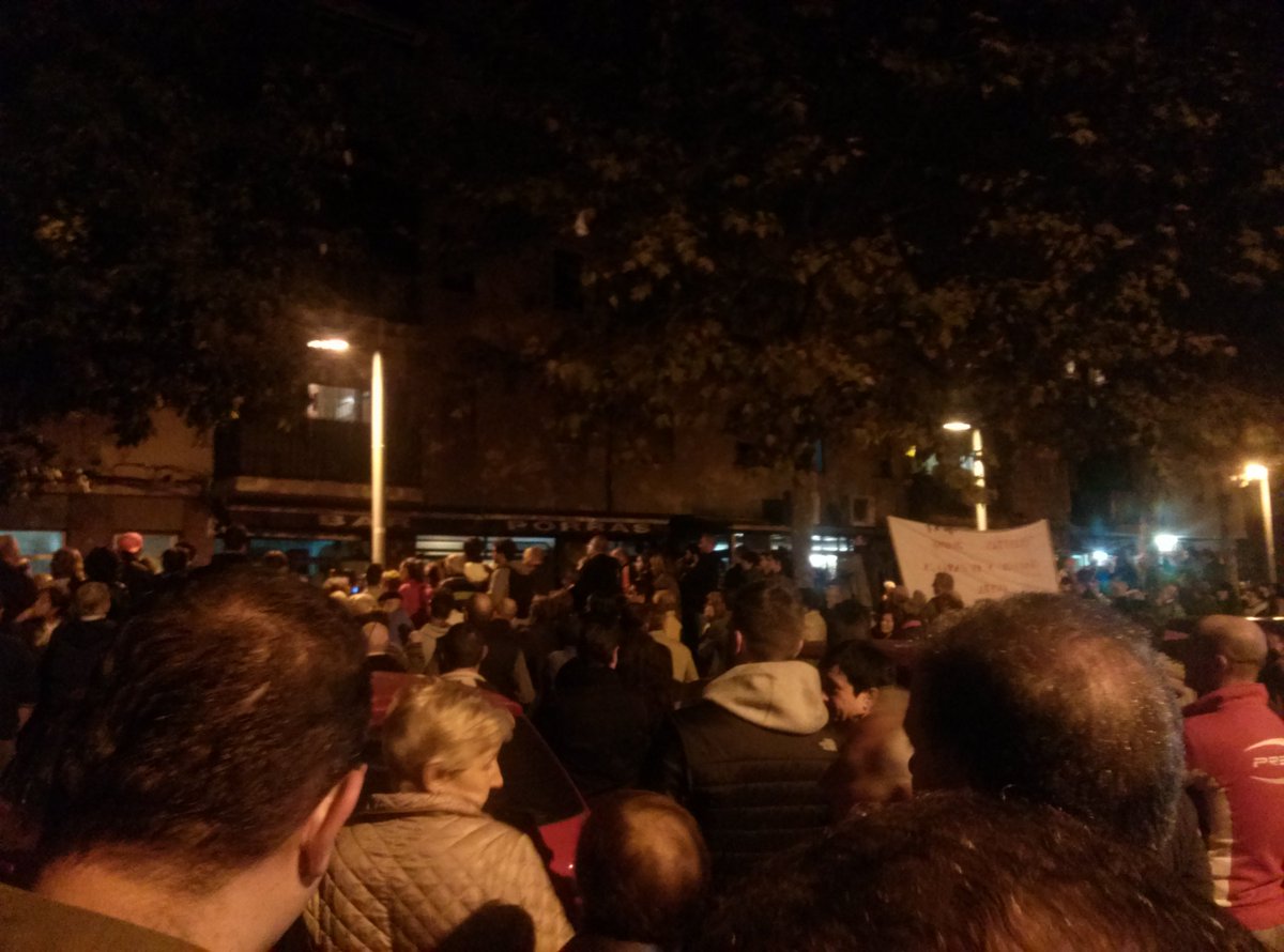 juanvizcainoa's tweet photo. Manifestación silenciosa en el barrio #Besòs @AjSantAdria por el asesinato de un joven vecino. https://t.co/S4bGH1OI0t
