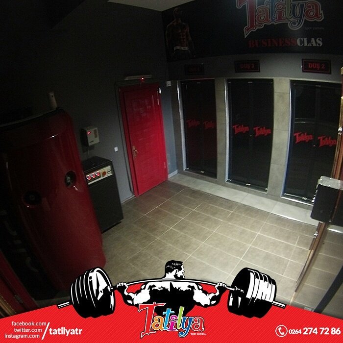 Antrenman sonrası hijyenik duşlarımızda rahatça duş alabilir, dilerseniz solaryum ve saunamızı kullanabilirsiniz.