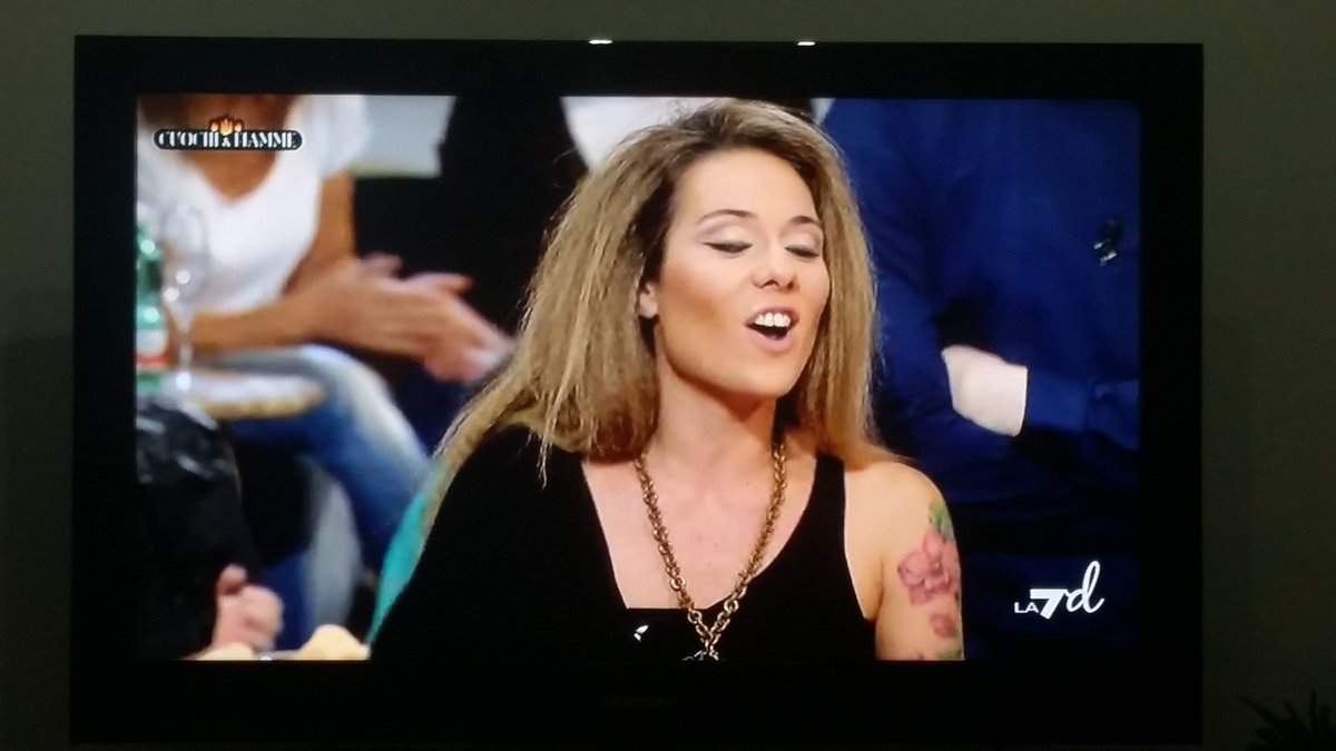 FiammaFadda's tweet photo. Il frisè Valentina? Veramente? #poracci #Fiammasivergognaperte https://t.co/zbWx2msBqX