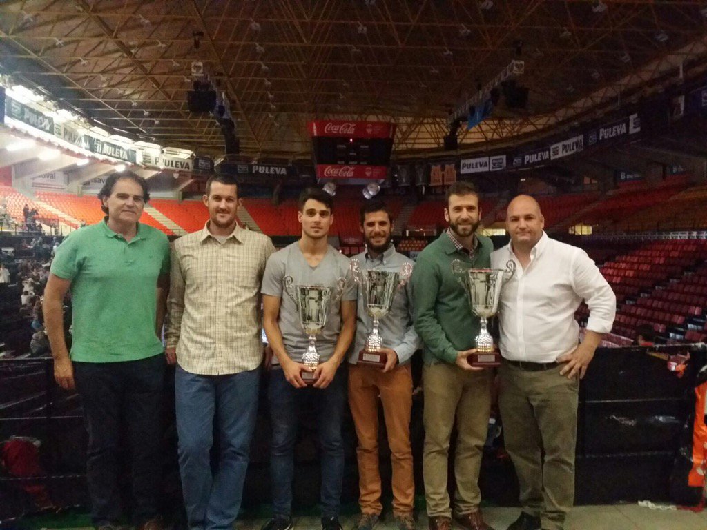 ximet_13's tweet photo. Un recuerdo, cuando fuimos los mejores! @TBlanquesCF @alxorts @sergiobps @rodri_jl https://t.co/njlVIMueTX