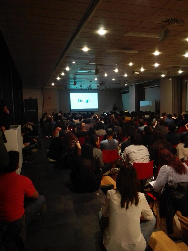 MAYIX's tweet photo. Viendo a uno de los grandes #visualtalks jonathan lee @GoogleDesign wow!!!! https://t.co/AEQnnq5mVK