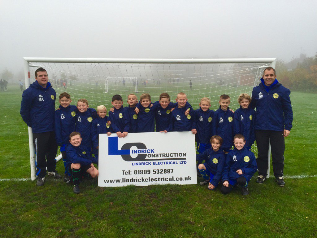 LindrickElec's tweet photo. Worksop Boys U9's football team looking smart in their new training jackets #worksop #lindrickelectrical https://t.co/ZqvDWcjYRD
