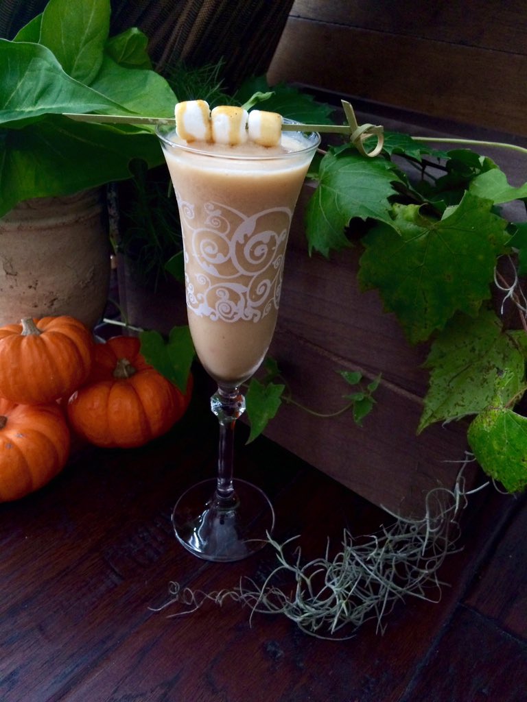 yvonnemdz's tweet photo. Pumpkin Pillows @GubbaRum @Licor43USA @RenHotels #vanilla_rum #pumpkin_syrup #yogurt #apple_cider #WhippedCream #bar https://t.co/0ILSpbUrvQ