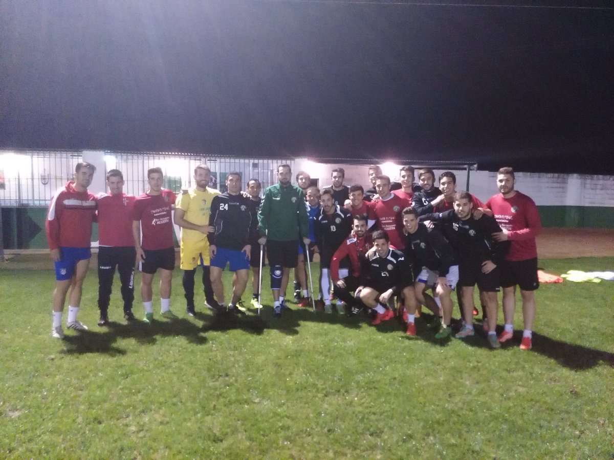 CdGevora's tweet photo. Hoy se ha acercado al entreno nuestro entrenador de porteros @josalgarcia que sigue recuperándose de su lesión. https://t.co/oRauAm2ahs