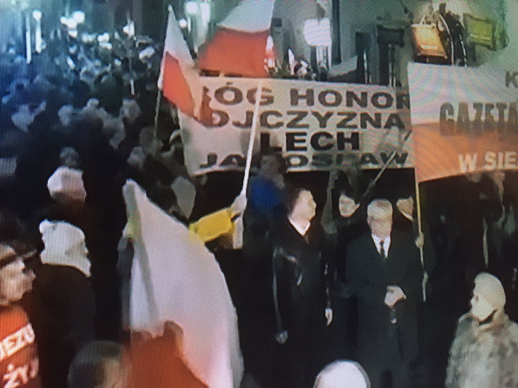 wojtekzk's tweet photo. Bóg, Honor, Ojczyzna, Lech, Jarosław, Naprawdę. Teraz. Plac Zamkowy #Warszawa. #Smoleńsk #polityka #rzadPiS https://t.co/nvG2haOVhU