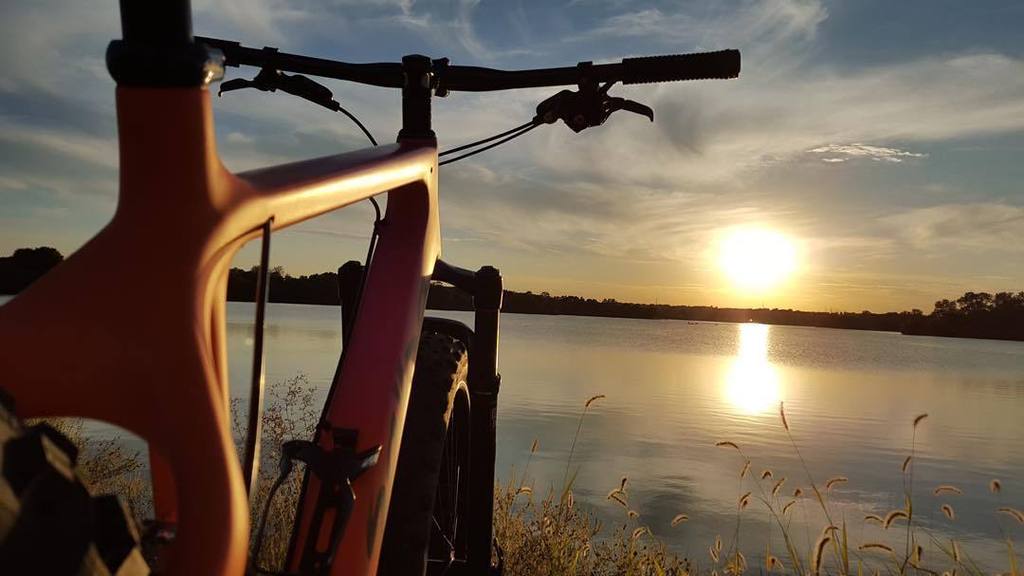 TuttoMTB's tweet photo. dirtragmag / @eddie_the_pedallar shared this #RidersEye evening shot of his 2016 Salsa Beargrease. Nice. I want to … https://t.co/VR6ycRBzrR