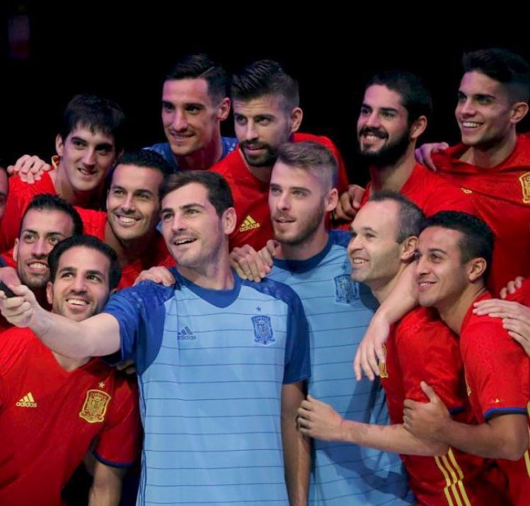 En la presentación de la nueva camiseta de la @SeFutbol ! #equipo #selfie ⚽️