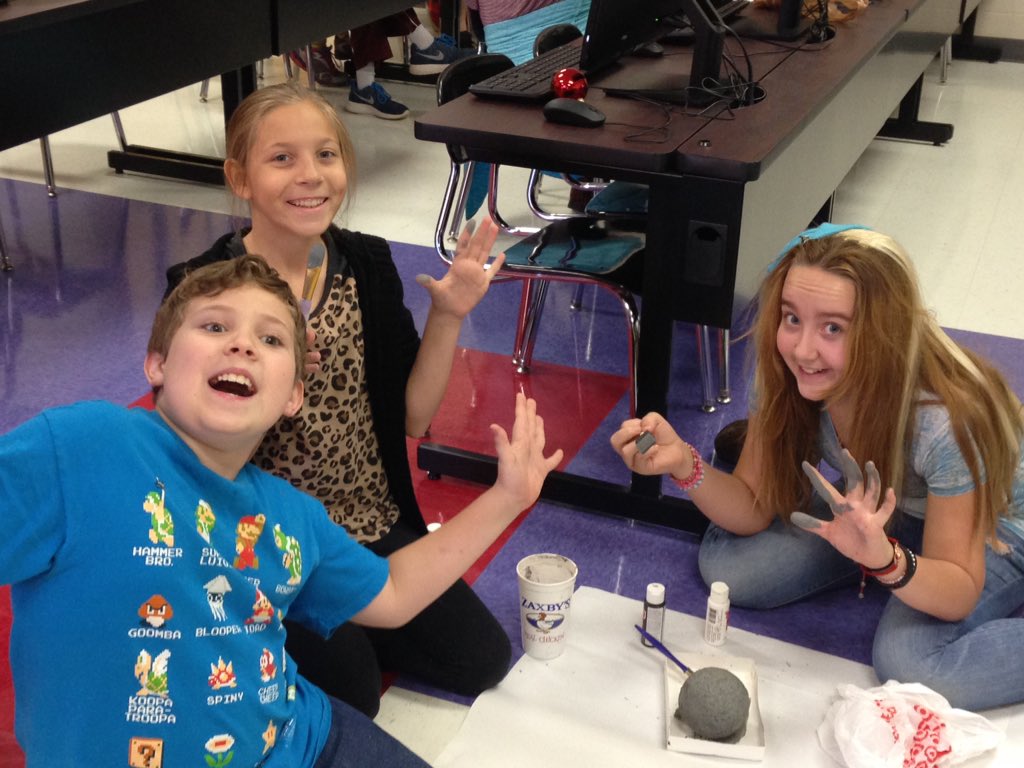 Hogies4th's tweet image. Working hard today finishing research and our 3D models! #latties #solarsystemprojects