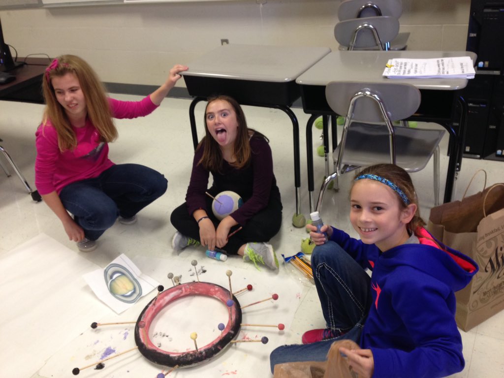 Hogies4th's tweet image. Working hard today finishing research and our 3D models! #latties #solarsystemprojects