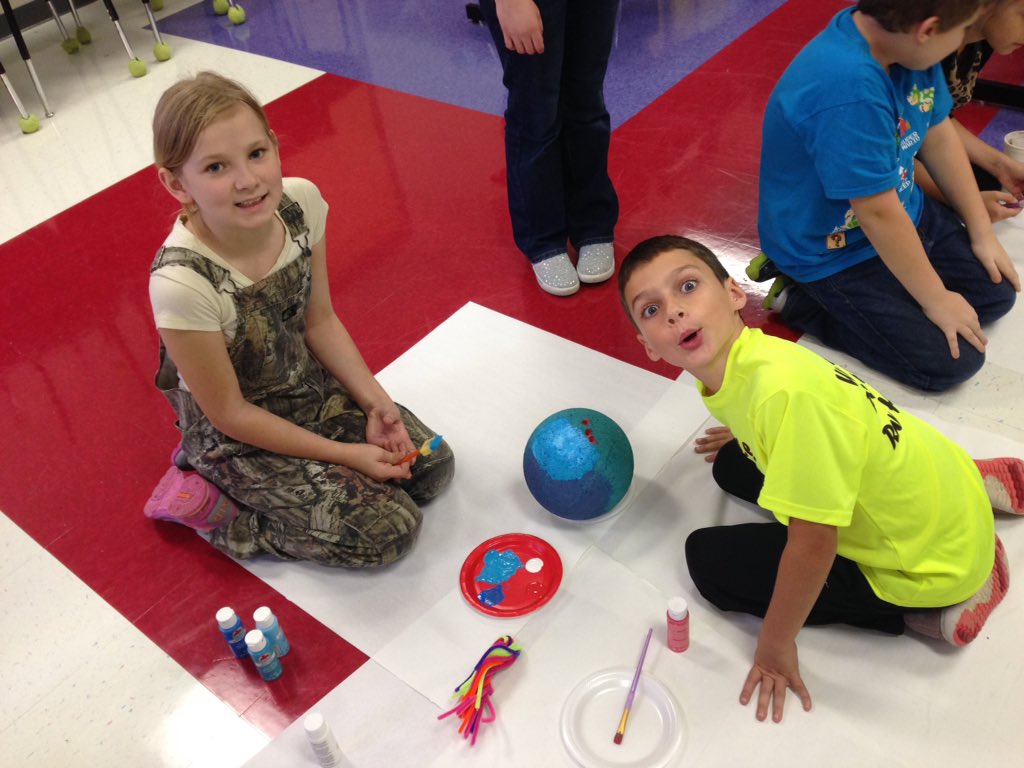 Hogies4th's tweet image. Working hard today finishing research and our 3D models! #latties #solarsystemprojects