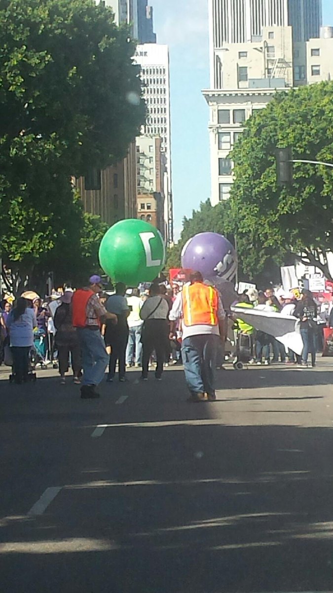 Group is continuing WB 6th to NB Grand.  They enr to City Hall steps. #DTLA