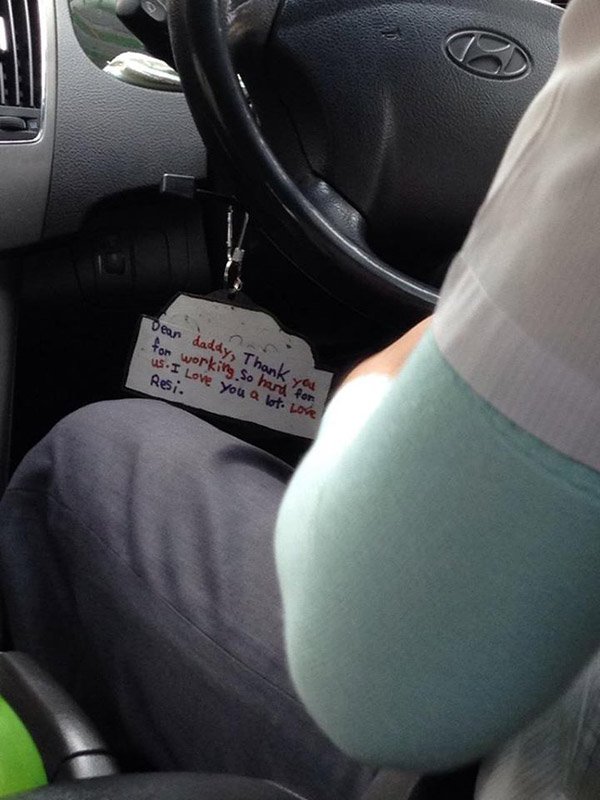 uShareHope's tweet photo. Note hanging from a cab driver's steering wheel! #awesome #sweet #hope #isharehope @uShareHope https://t.co/Vsi6otHSen