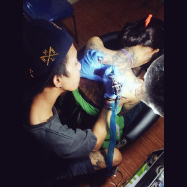 RiskiPL's tweet photo. Work art and study with Jery and Desi DVB on Jery studio tattoo @jatimulyabekasi thanks all hihi :D https://t.co/gvrMcEL4ab