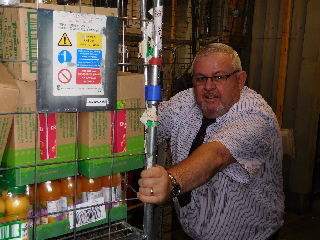 MartinWannell's tweet image. Connecting with customers at Abingdon Extra @DidcotDC Shift manager Paul working hard in store and sharing learning