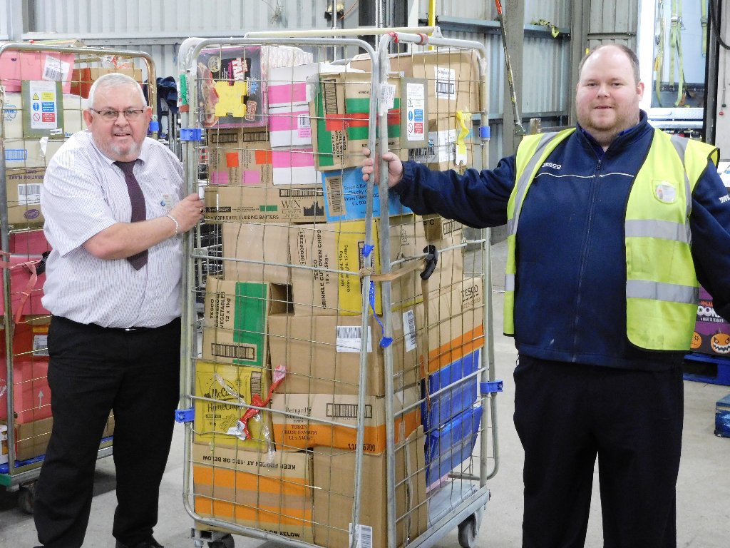 MartinWannell's tweet image. Connecting with customers at Abingdon Extra @DidcotDC Shift manager Paul working hard in store and sharing learning