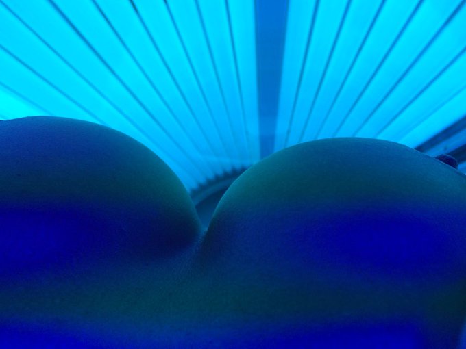 #TuesdayTease with some tanning 😌 @PlayboyPlus @PlayboyTV https://t.co/0phJSrRNKT<a href="/tag/tuesdaytease"class="tags">#TuesdayTease</a><a class="tags" href="/tag/playboyplus">@playboyplus</a>