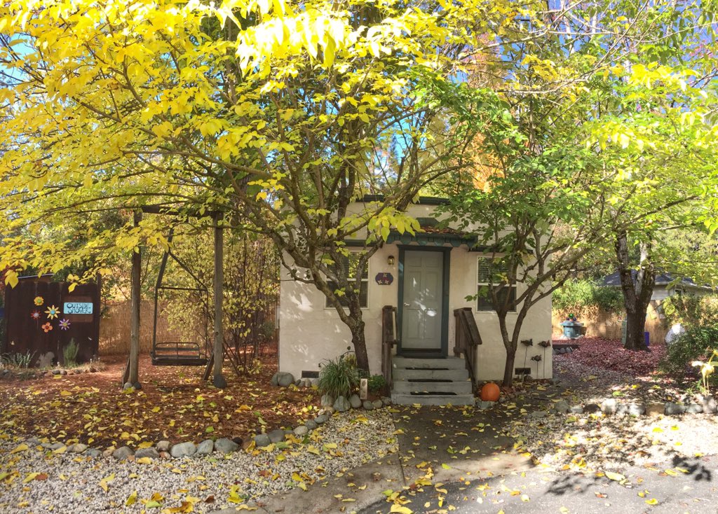 Outside_Inn's tweet photo. Fall colors at the Outside Inn #nevadacity #visitnevadacity https://t.co/V28ZFfhxjW