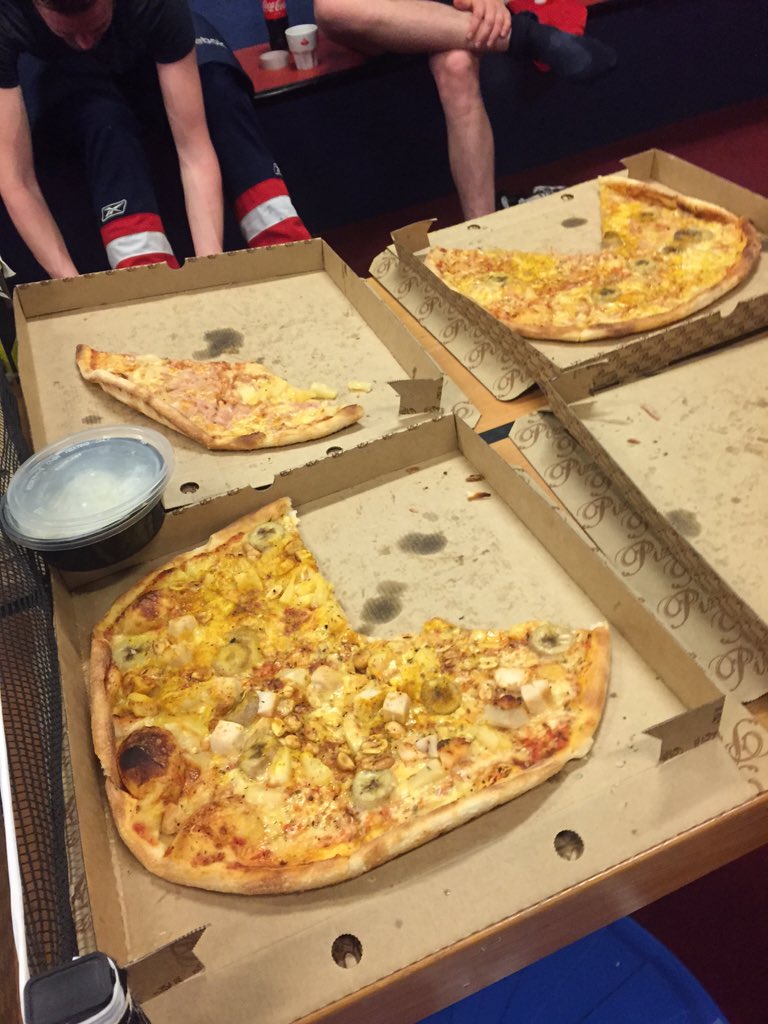 fsvelander's tweet photo. Segerpizza för @kramforshockey efter 5-2 mot Husum! https://t.co/r9Zxpo5nsc