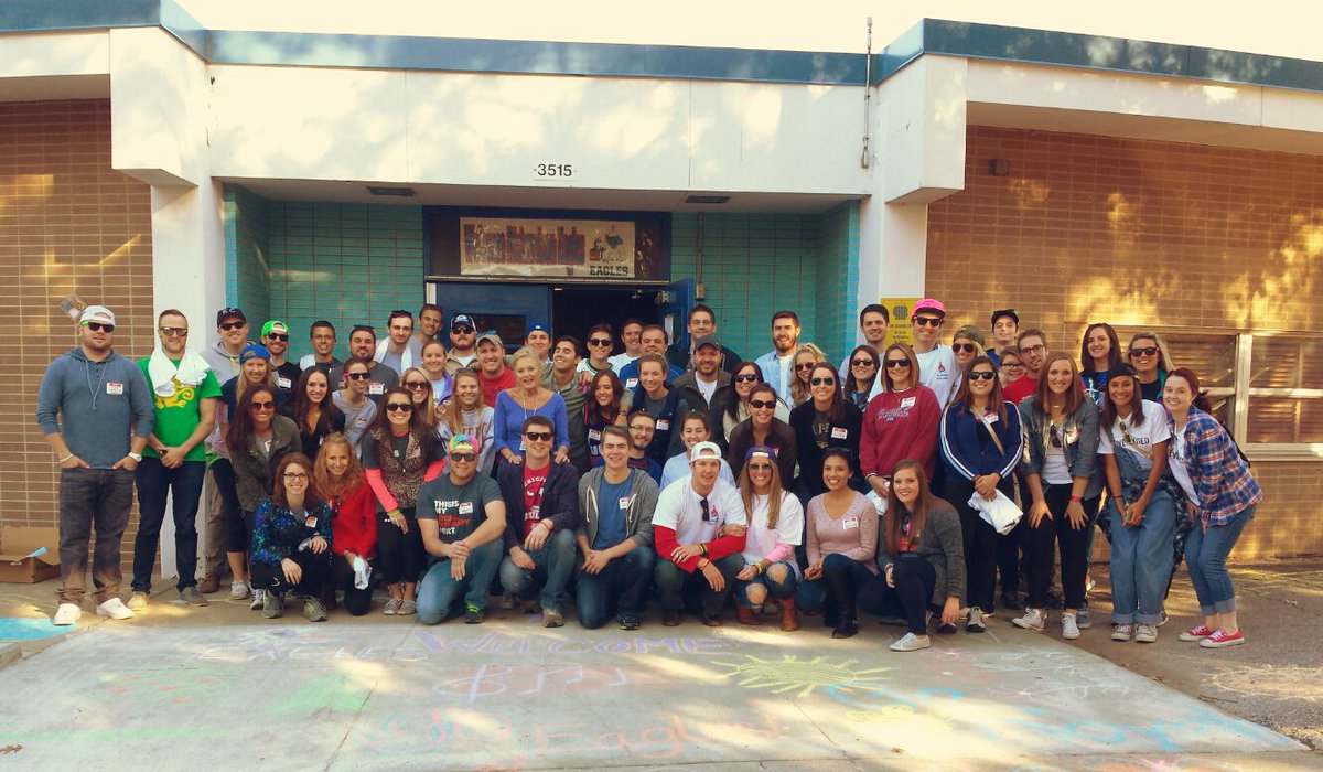 uwlinckc's tweet photo. Over 100 millennials, 2 Kansas City schools, 3 buses, 10 projects and an awesome celebration at Ale House. #LINCKC https://t.co/u7fhRimA8R