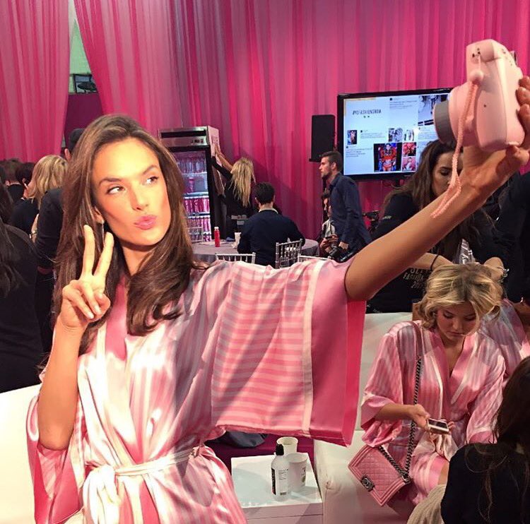 vincentmenezes's tweet photo. #Donotmind...
#ifIdo.. 😳
#selfie backstage
✌🏻️
#vsFashionShow2015
.@VictoriasSecret
.@AngelAlessandra
https://t.co/vnFgS3Eki0