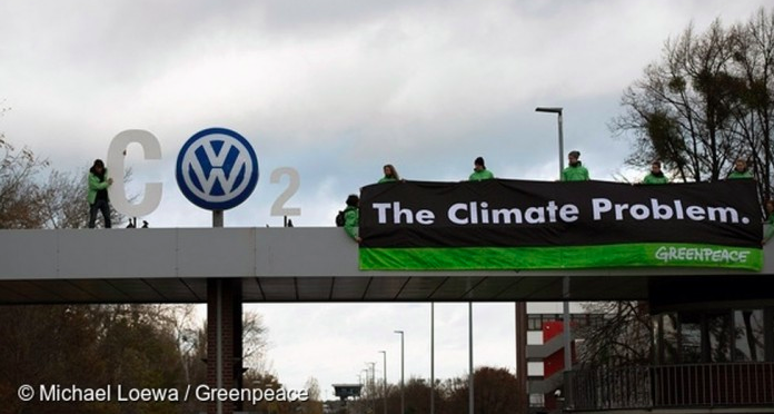greenpeaceSE's tweet photo. Volkswagens huvudkontor fick besök av Greenpeace...
https://t.co/CX5Rykiu22 #swgreen #VW #VWGate #DasProblem https://t.co/KJkXde2Smt