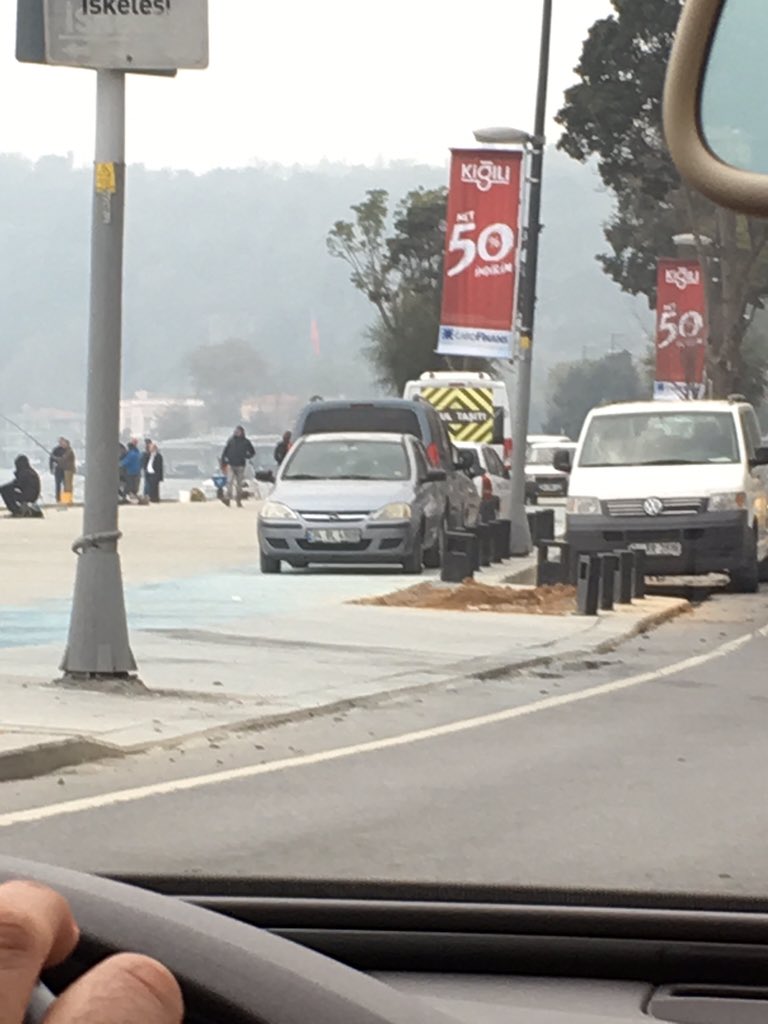 UgurBayar4's tweet photo. Aziz milletimizin, Emirgan sahiline yeni yapılan bisiklet yolunu keşfedip üstüne araba park etmesi bir hafta aldı ! https://t.co/B19pgqbNhB