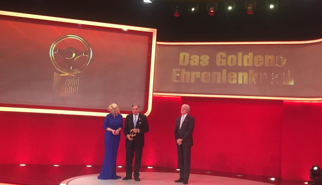 DoroBaer's tweet photo. Der Goldene Ehrenlenkrad geht an Ratan Tata #Congrats #DGL2015 https://t.co/qf00fs1EiJ